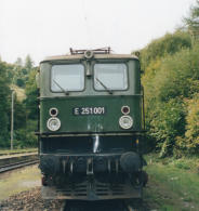 E251.001 am 29.09.2002 im Bahnhof Rbeland